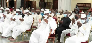 le-president-de-la-republique-a-prie-a-la-grande-mosquee-de-la-riviera-golf-la-nuit-de-destin